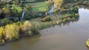 Ormandaki nehrin havadan görünüşü