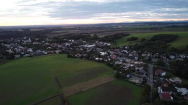 Gün batımında köyün güzel bir görüntüsü.