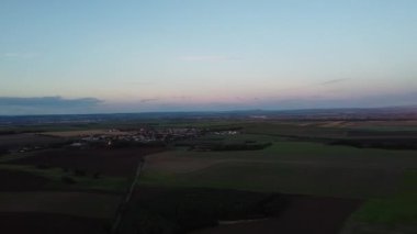 Kırsaldaki boş bir yolun insansız hava aracı görüntüsü.