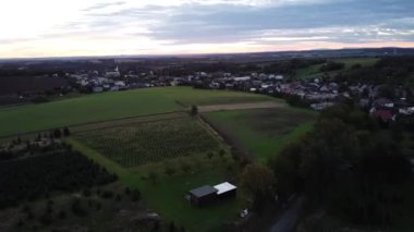 Yaz mevsiminde kırsal alanların havadan görünüşü