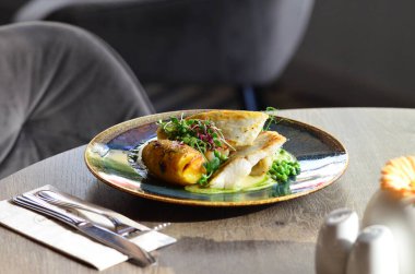 Balık filetosu, fırında patates, bezelye.,