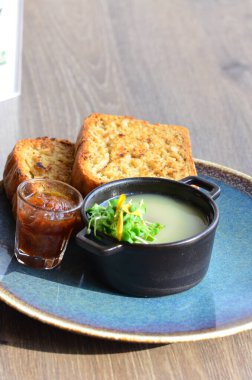 Ördek ezmeli tostlar ahşap masada, restoran masasında servis ediliyor.