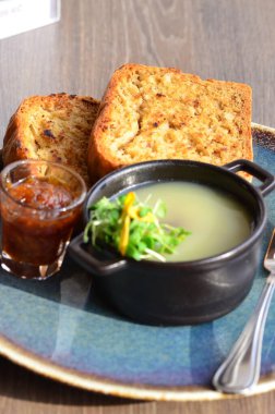 Ördek ezmeli tostlar ahşap masada, restoran masasında servis ediliyor.