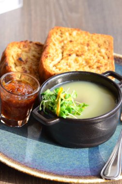 Ördek ezmeli tostlar ahşap masada, restoran masasında servis ediliyor.