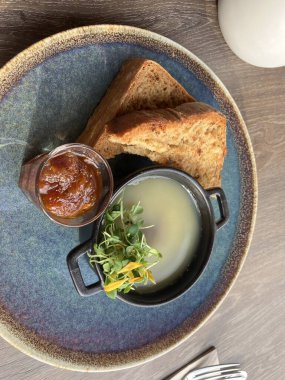 Lezzetli kahvaltı tost, kızarmış ekmek ve ciğer ezmesi.