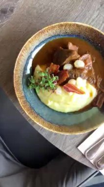 Beyaz tabakta biftek.