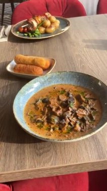 Bir restoranın mutfak fotoğrafı.