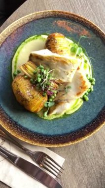 Sebze ile lezzetli ızgara balık