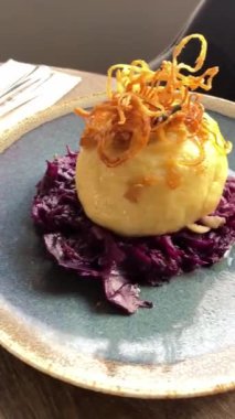 Masadaki lezzetli yemeğin manzarasını kapat.