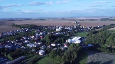 Küçük bir kasabada havadan görünümü