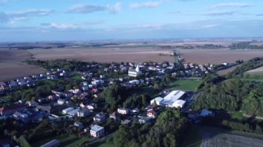 Almanya 'daki küçük köyün havadan görünüşü ve küçük köy evleri.