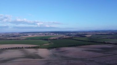 Kırsal alanda güzel bir sonbahar manzarası var.