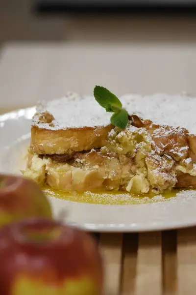 pudra şekeri ile elma strudel