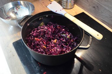  Kızarmış ördek, patatesli krep, lahana, ev yapımı czech yemeği.