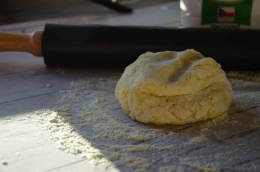  Kızarmış ördek, patatesli krep, lahana, ev yapımı czech yemeği.