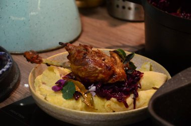  Kızarmış ördek, patatesli krep, lahana, ev yapımı czech yemeği.