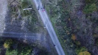 Dağlardaki yolun havadan görünüşü