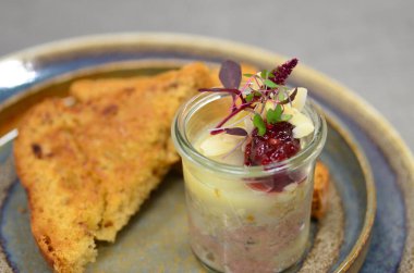 tereyağı ve reçelli tost.