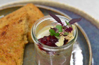 Geyik eti ezmesi, domuz eti, geleneksel pomazanka, yiyecek czech cumhuriyeti ve Avrupa, kızarmış ekmek, bir restoranda bir tabakta servis ediliyor, modern lezzetli geleneksel yemek geçmişi.