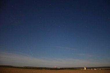 Ufkun üzerinde C / 2023 A3 kuyruklu yıldızının (Tsuchinshan-ATLAS) fotoğrafı, arkaplanda yıldızlı gece gökyüzü, panorama görünümü