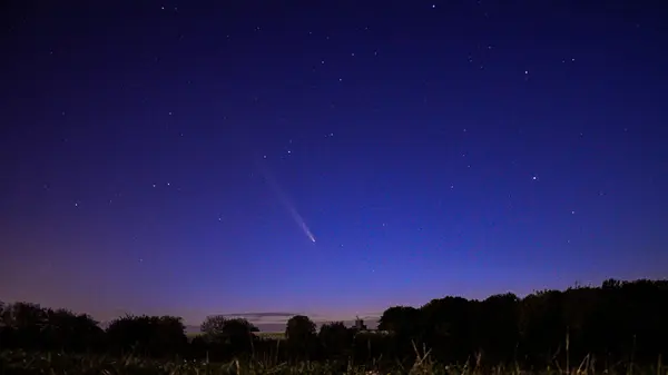 Ufkun üzerinde C / 2023 A3 kuyruklu yıldızının (Tsuchinshan-ATLAS) fotoğrafı, arka planda yıldızlı gece gökyüzü, panorama manzarası, Silesia, Hnevosice, Çek Cumhuriyeti 15 Ekim 2024
