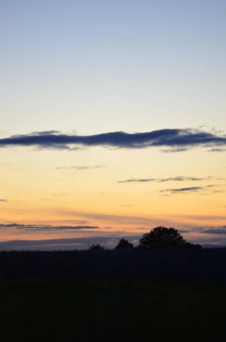 Denizin üzerinde güzel bir gün batımı