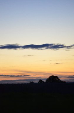 Sahada gün batımı, gökyüzü, bulutlar