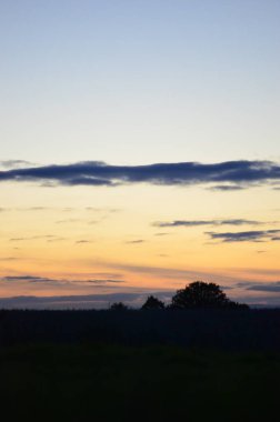 Denizin üzerinde güzel bir gün batımı