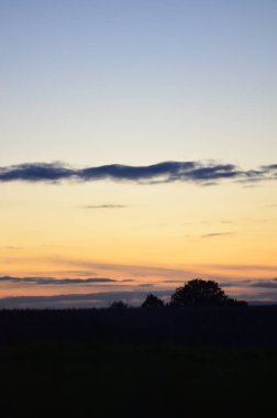 Tarlanın üzerinde güzel bir gün batımı