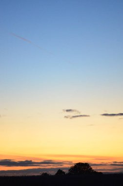 Doğada gölün üzerinde güzel bir gün batımı