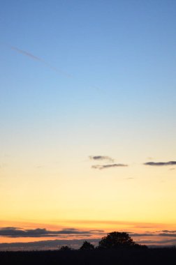 Güzel gün batımı gökyüzü bulutlu