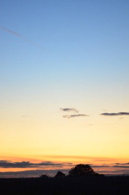 Bulutlu renkli günbatımı arkaplanı.