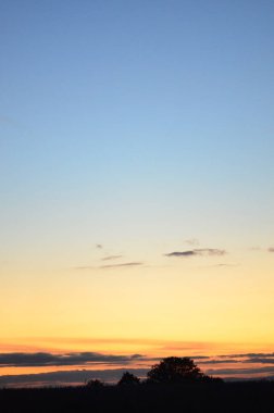 Akşam gökyüzünde güzel bir gün batımı