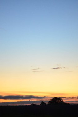 Tarlanın üzerinde güzel bir gün batımı