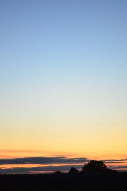 Güzel gün batımı gökyüzü bulutlu