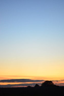 Güzel gün batımı gökyüzü bulutlu