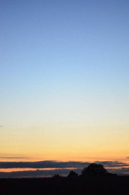 Parlak akşam gökyüzünün güzel manzarası