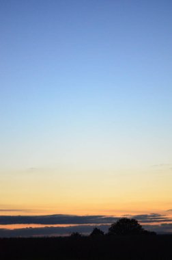 Gökyüzünde bulutlarla gün doğumu