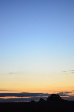 Güzel gün batımı gökyüzü bulutlu