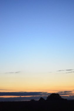 Denizin üzerinde güzel bir gün batımı