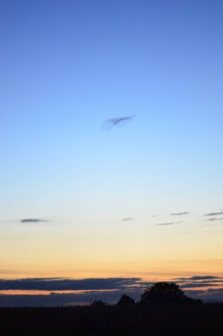 Denizin üzerinde güzel bir gün batımı