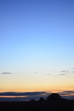 Denizin üzerinde güzel bir gün batımı