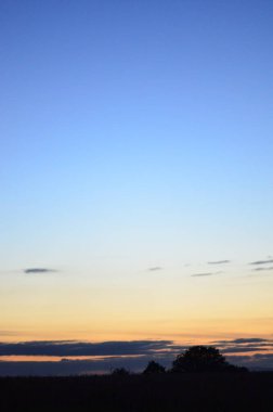 Denizin üzerinde güzel bir gün batımı