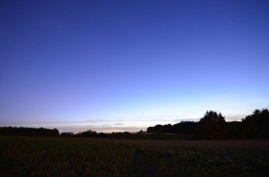 Yıldızlı ve bulutlu gece gökyüzü. Opava, Silezya, Hnevosice, Çek 