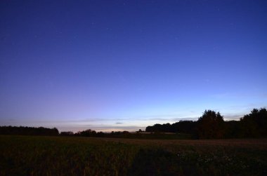Ufkun ötesinde güzel bir gün batımı