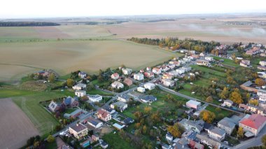 Kırsal kesimde evleri ve tarlaları olan küçük bir köyün insansız hava aracı görüntüleri, Opava, Silezya, Hnevosice, Çek 