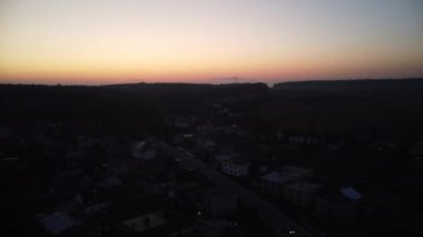 Alacakaranlıkta köyün güzel hava manzarası