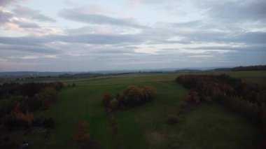 Kırsal bir arazinin, tarlaları ve ağaçları olan hava aracı fotoğrafı.