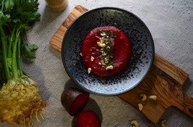  Pancar manzaralı humus, siyah tabak, yemek servisi.