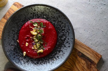  Pancar manzaralı humus, siyah tabak, yemek servisi.